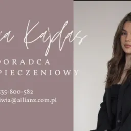 Portret kobiety, doradcy ubezpieczeniowego, z danymi kontaktowymi. Stonowana kolorystyka, profesjonalny wygląd.