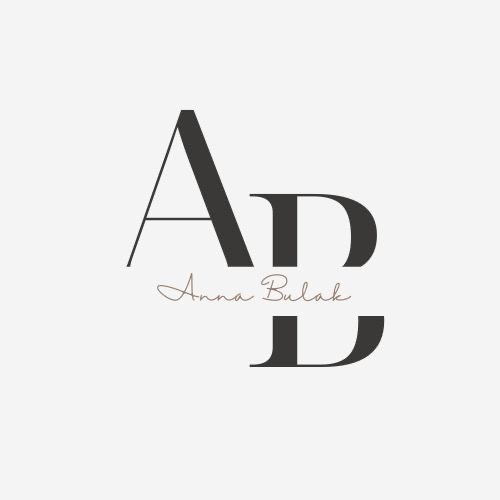 Eleganckie logo z inicjałami 'A', 'D', 'B' w ciemnej tonacji, z subtelnym podpisem 'Anna Bulak' poniżej, na jasnym tle. Minimalistyczny design.