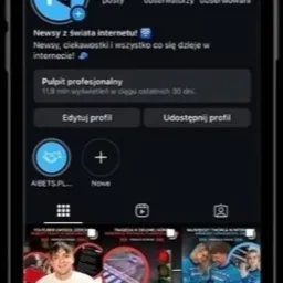 Ekran smartfona prezentuje profil 'newsoluszki' na platformie społecznościowej z newsami i ciekawostkami. Widoczne posty i statystyki konta.