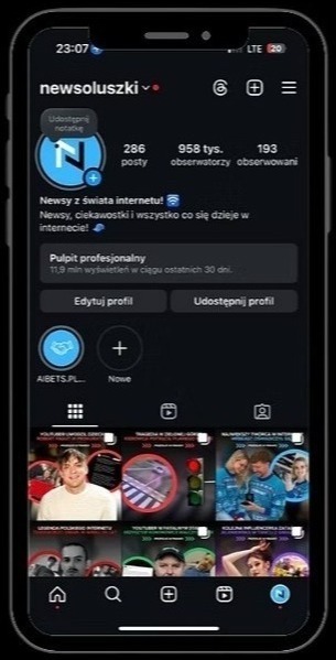 Ekran smartfona prezentuje profil 'newsoluszki' na platformie społecznościowej z newsami i ciekawostkami. Widoczne posty i statystyki konta.