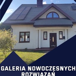 EXPERT TEAM sp. z o.o - Dom jednorodzinny z panelami fotowoltaicznymi na dachu, widok z przodu, błękitne niebo. Nowoczesne rozwiązanie energetyczne.