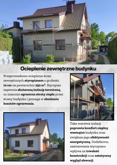 Ocieplanie elewacji domu jednorodzinnego w trakcie realizacji. Częściowo ocieplona ściana budynku z widocznymi rusztowaniami. Widok na elewację i otoczenie.