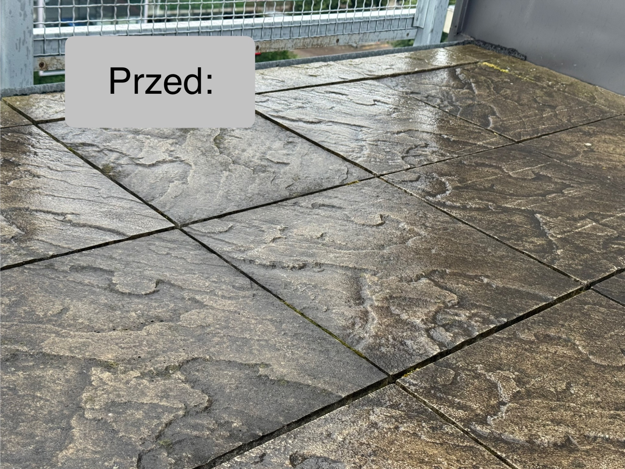 Zdjęcie kostki brukowej na balkonie przed czyszczeniem, widoczne zabrudzenia i mech w fugach, z napisem 'Przed:'.