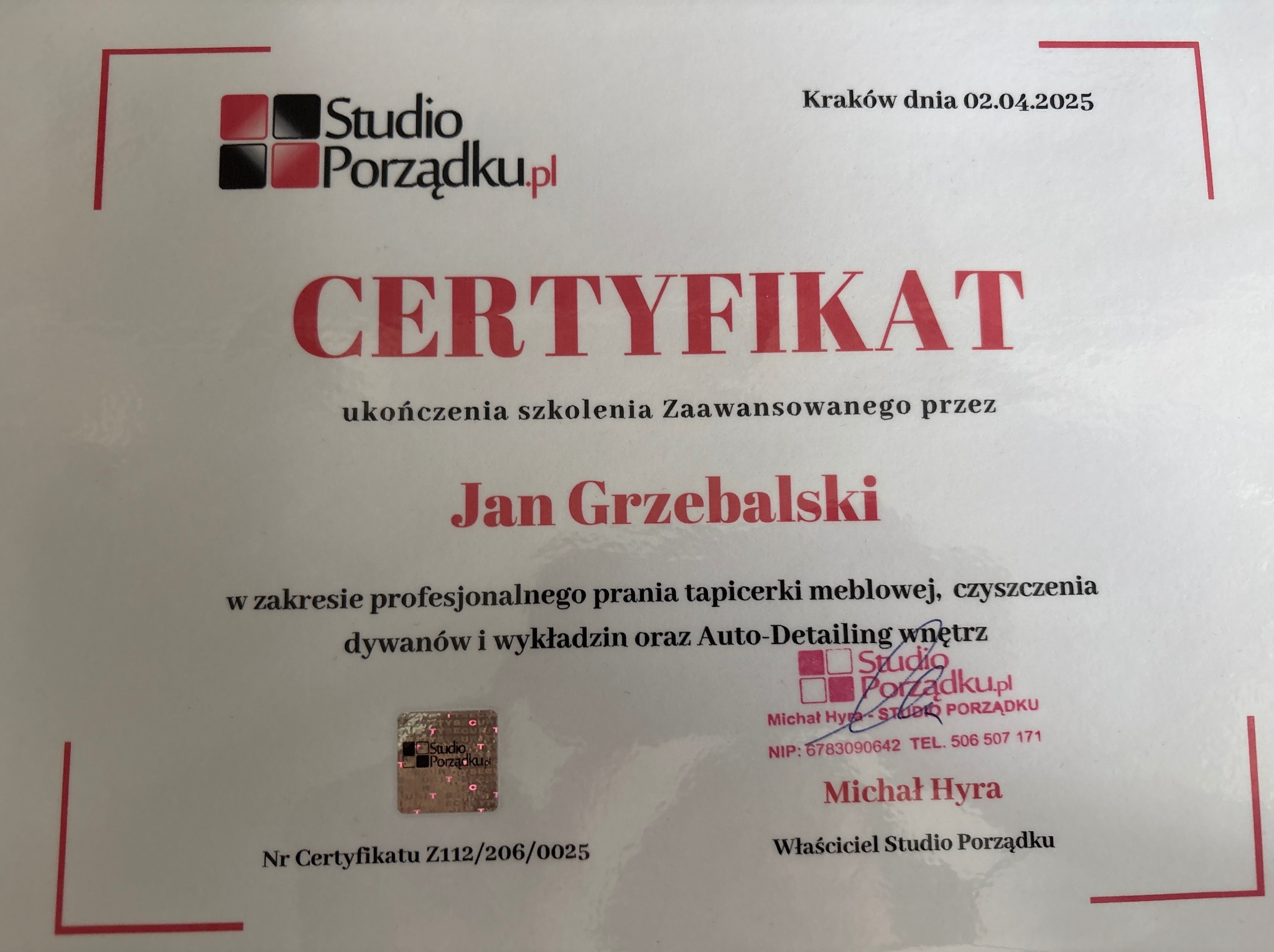 Certyfikat ukończenia szkolenia z prania tapicerki meblowej, czyszczenia dywanów i auto-detailingu wnętrz, wydany przez Studio Porządku.pl.