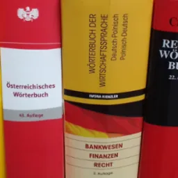 Słowniki specjalistyczne: Duden, słownik austriacki, słownik języka gospodarczego Iwony Kienzler, słownik prawa Creifelds. Pomocne w tłumaczeniach dokumentów.