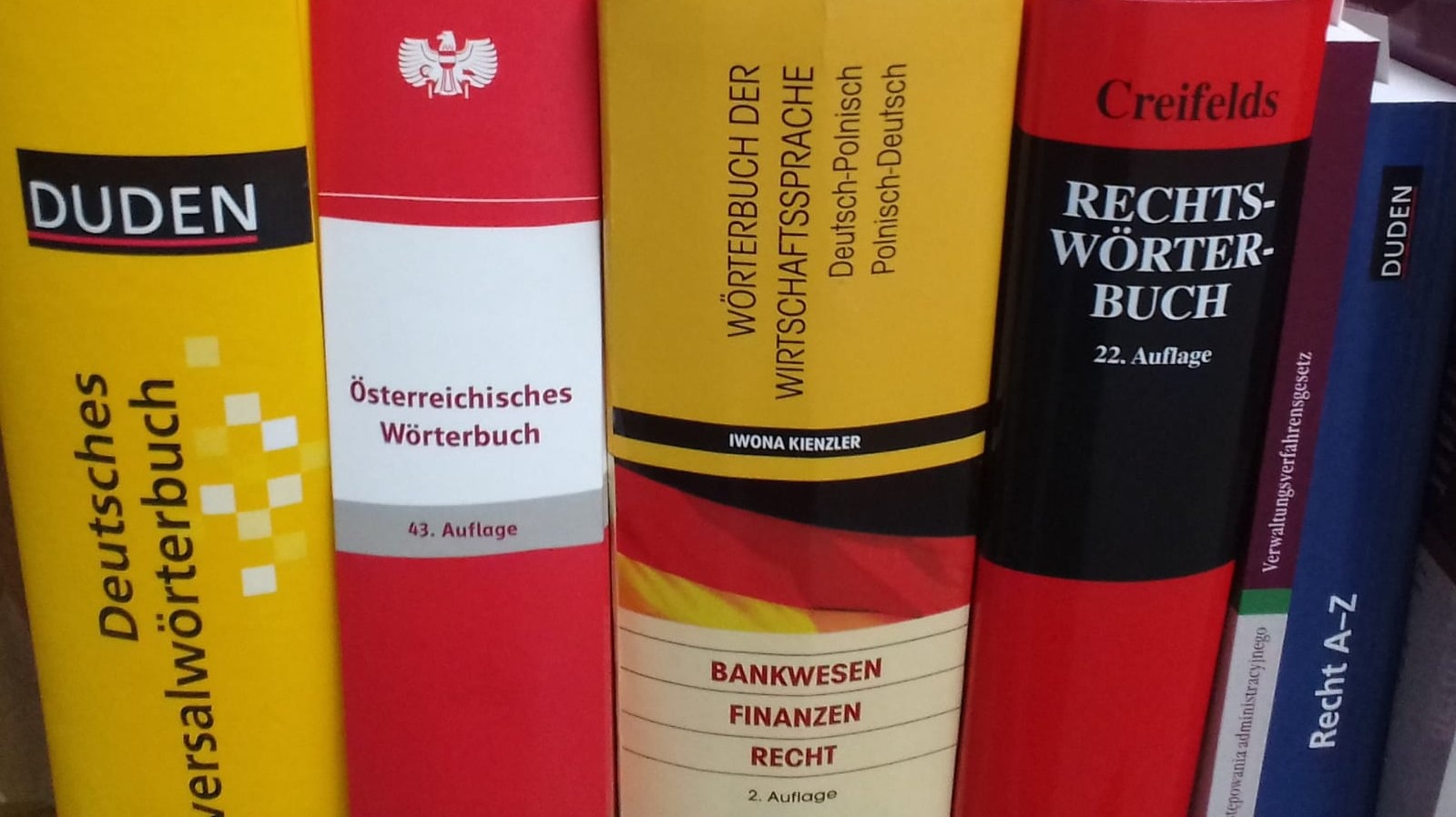 Słowniki specjalistyczne: Duden, słownik austriacki, słownik języka gospodarczego Iwony Kienzler, słownik prawa Creifelds. Pomocne w tłumaczeniach dokumentów.