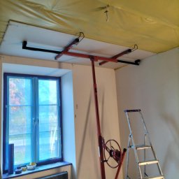 Robert Dementow - Wykonanie zabudowy sufitu z płyt GK