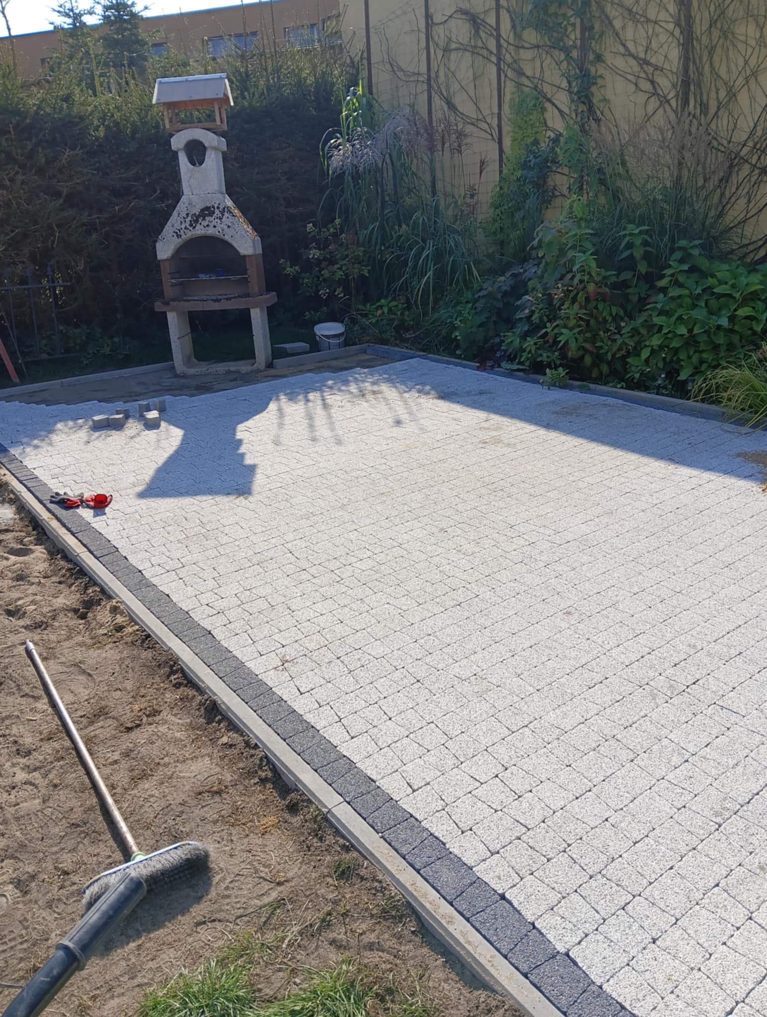 Układanie kostki podbrukowej