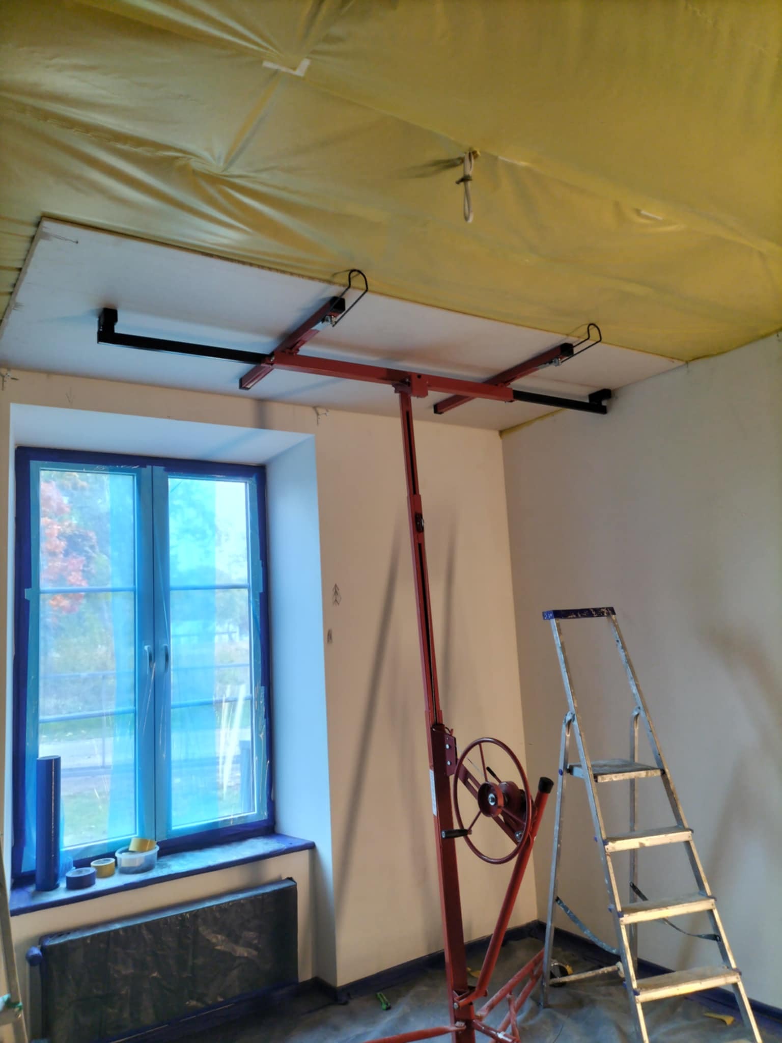 Wykonanie zabudowy sufitu z płyt GK