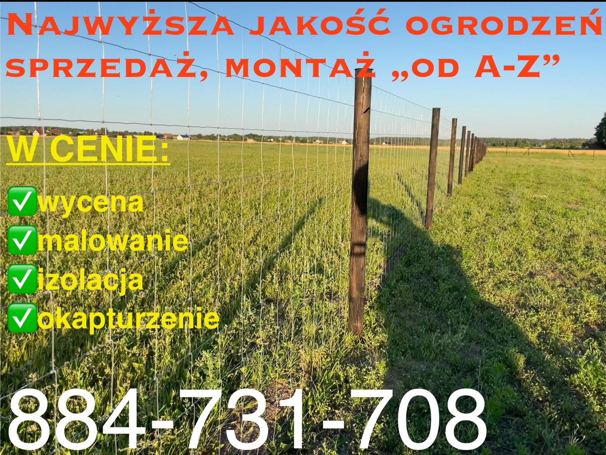 Długi rząd drewnianych słupków tworzących siatkę ogrodzeniową na tle zielonej łąki. Tekst reklamowy z numerem telefonu na pierwszym planie.