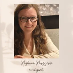 Uśmiechnięta kobieta w okularach, z długimi brązowymi włosami, w jasnej bluzce, na neutralnym tle z dekoracyjnym cieniem. Widoczny podpis z imieniem i nazwiskiem.
