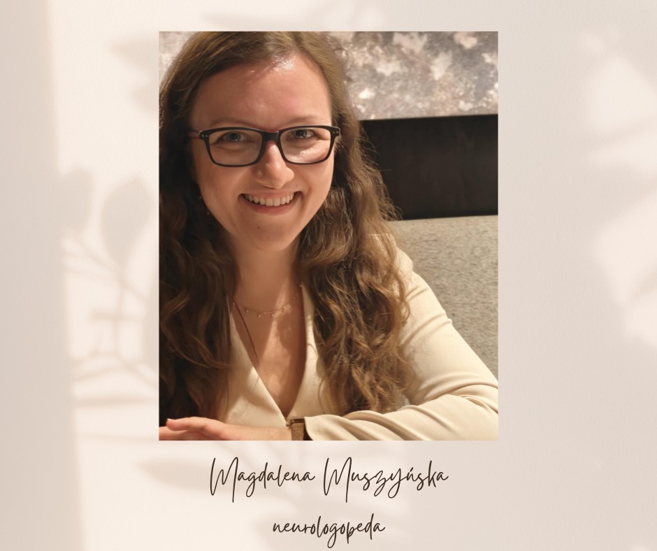 Uśmiechnięta kobieta w okularach, z długimi brązowymi włosami, w jasnej bluzce, na neutralnym tle z dekoracyjnym cieniem. Widoczny podpis z imieniem i nazwiskiem.