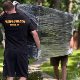 Zabezpieczanie i transport mebli ogrodowych podczas przeprowadzki w Warszawie. Dbałość o każdy detal to nasz standard.