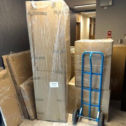 Przygotowane do transportu kartony i sprzęty – wszystko zabezpieczone, gotowe do wyniesienia.