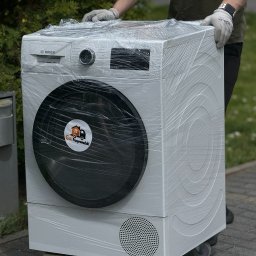 Go Przeprowadzki - Zabezpieczona pralka folią stretch – gotowa do bezpiecznego transportu.