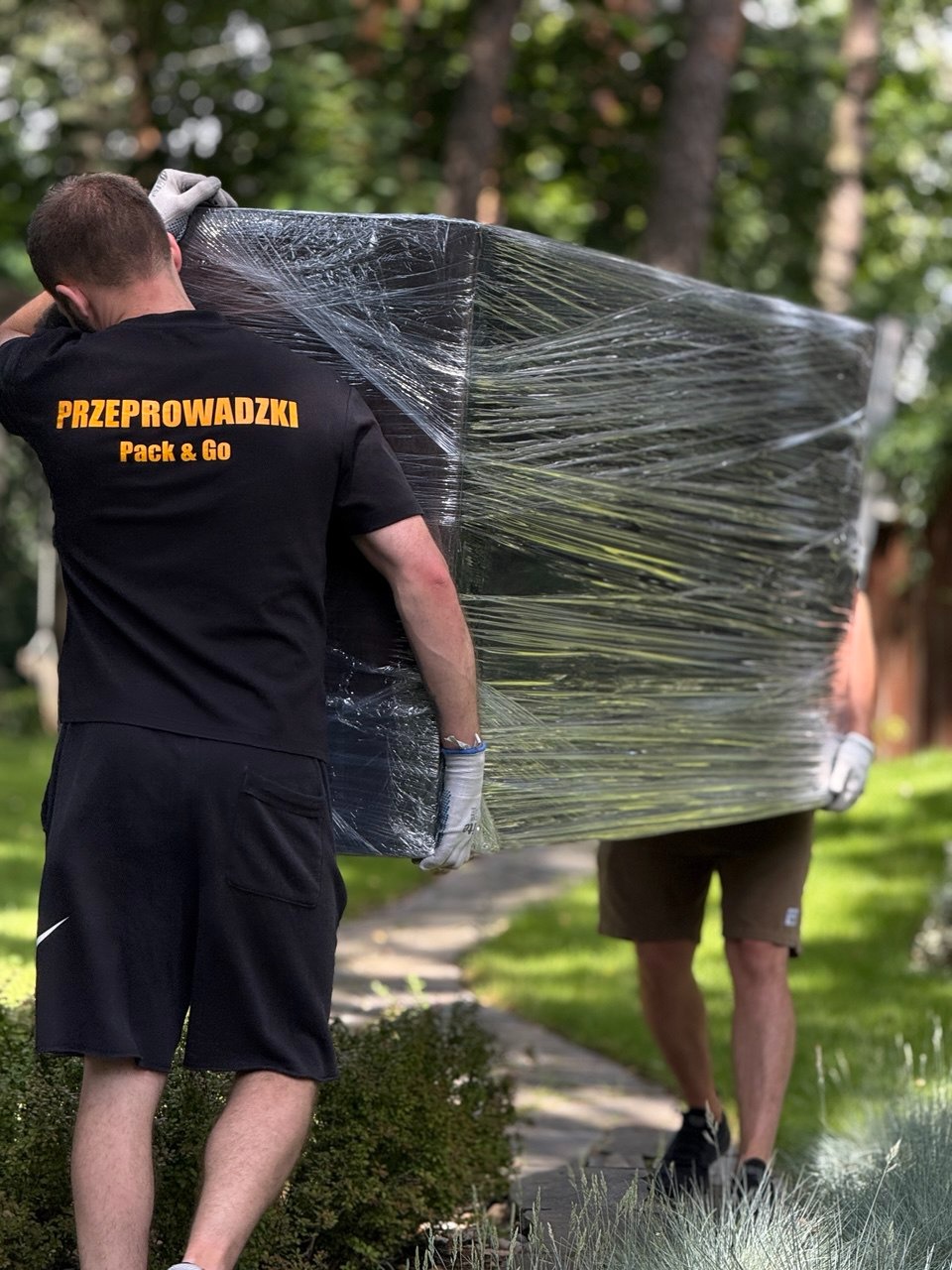 Zabezpieczanie i transport mebli ogrodowych podczas przeprowadzki w Warszawie. Dbałość o każdy detal to nasz standard.