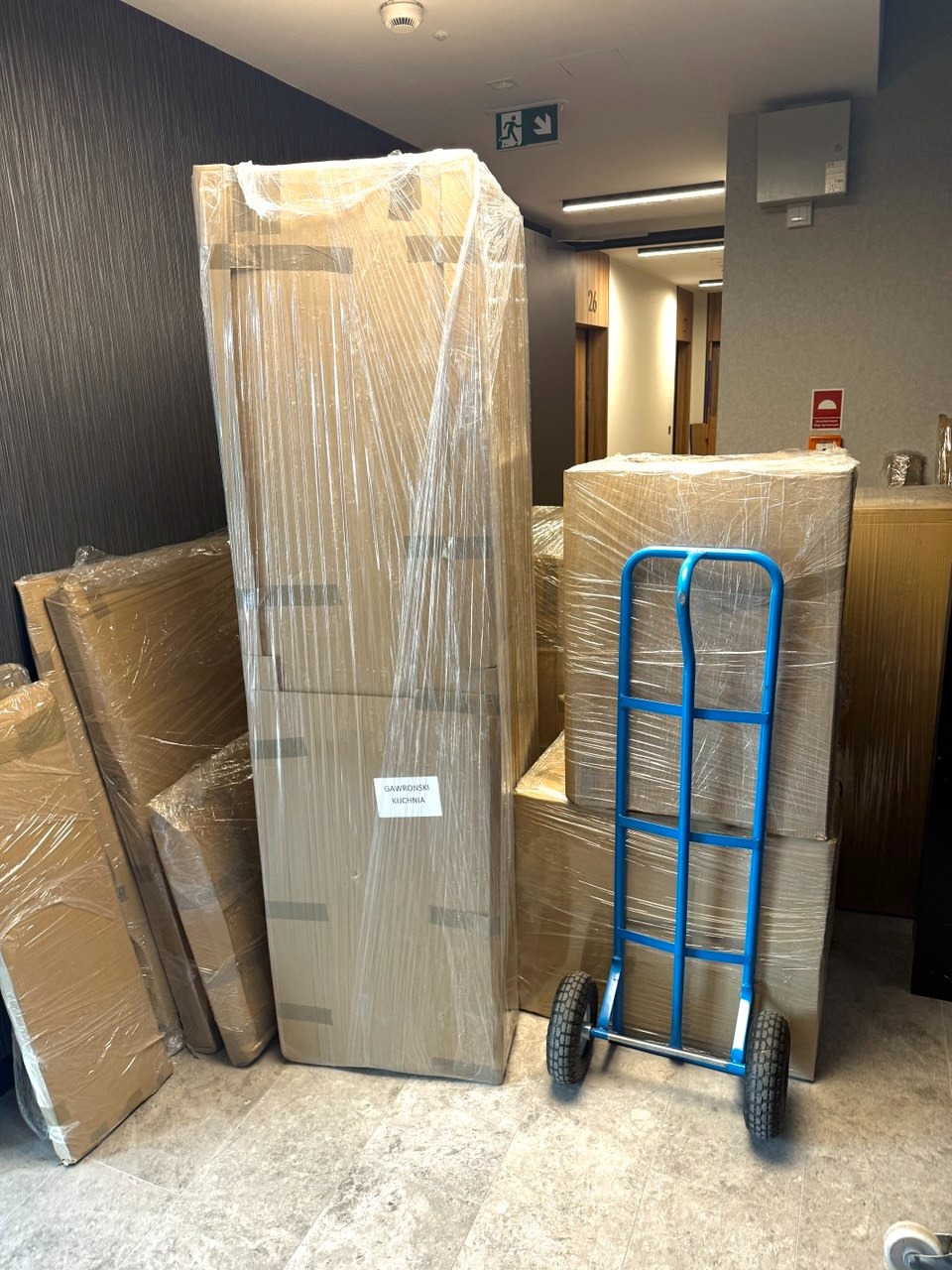 Przygotowane do transportu kartony i sprzęty – wszystko zabezpieczone, gotowe do wyniesienia.