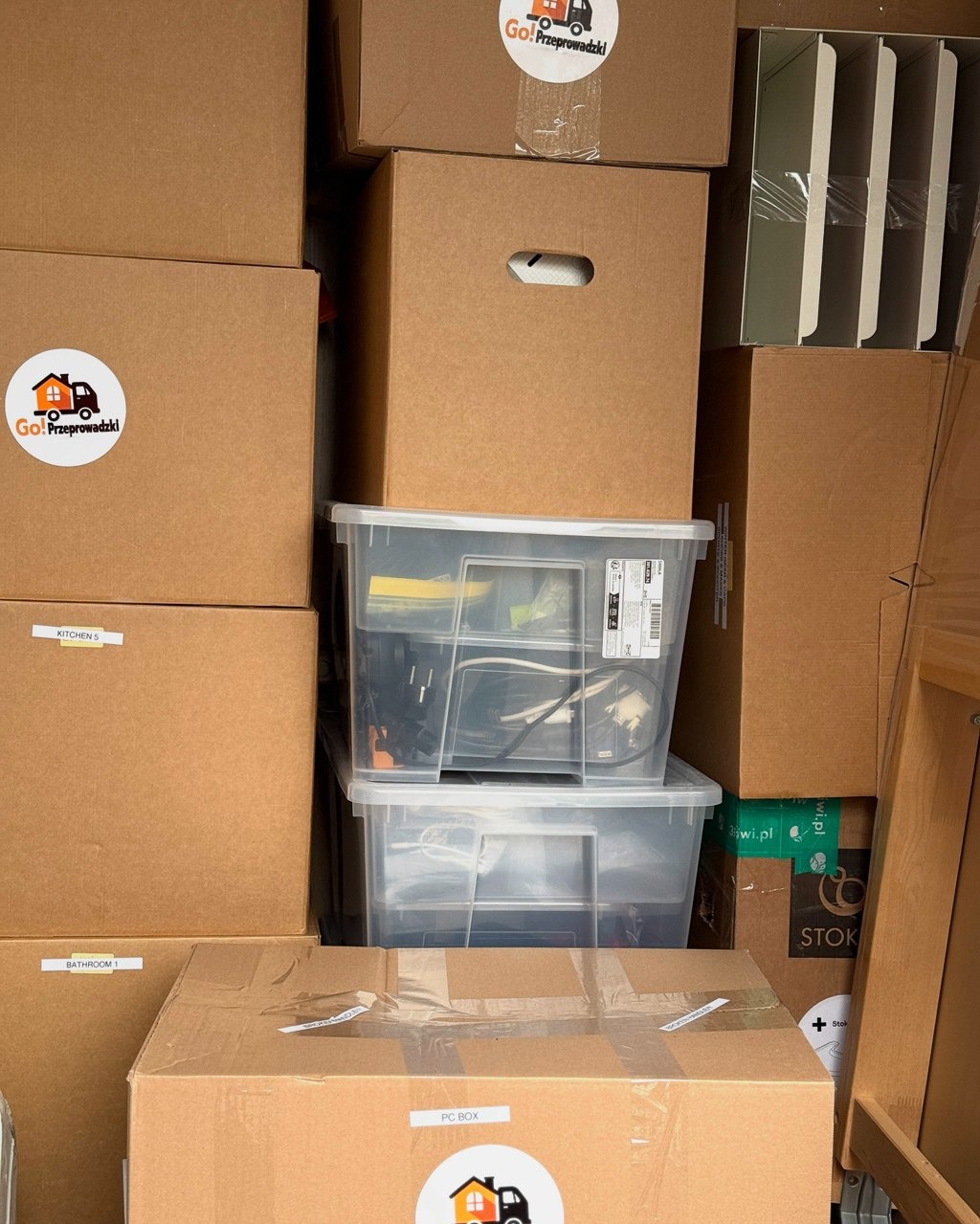 przeprowadzka kompleksowa domu, efekt po spakowaniu rzeczy osobistych do kartonów W Warszawie