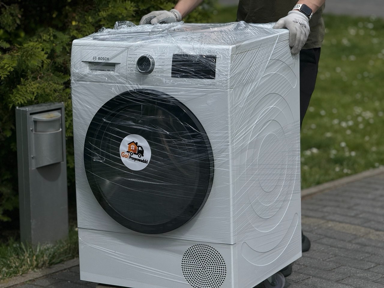 Zabezpieczona pralka folią stretch – gotowa do bezpiecznego transportu.