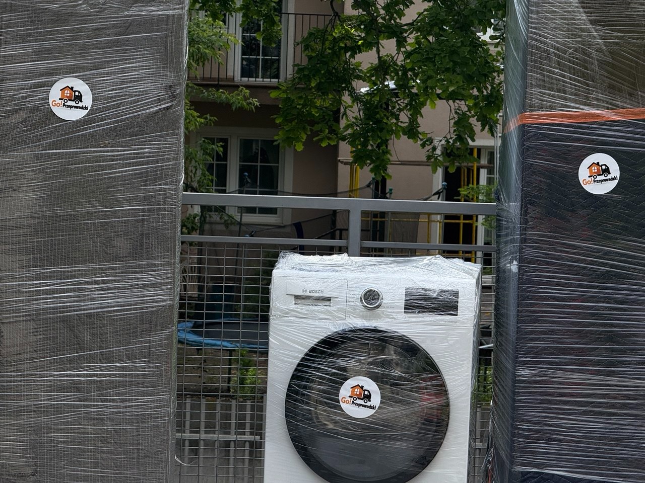 Zabezpieczona lodówka, szafa i pralka – gotowe do bezpiecznego transportu.