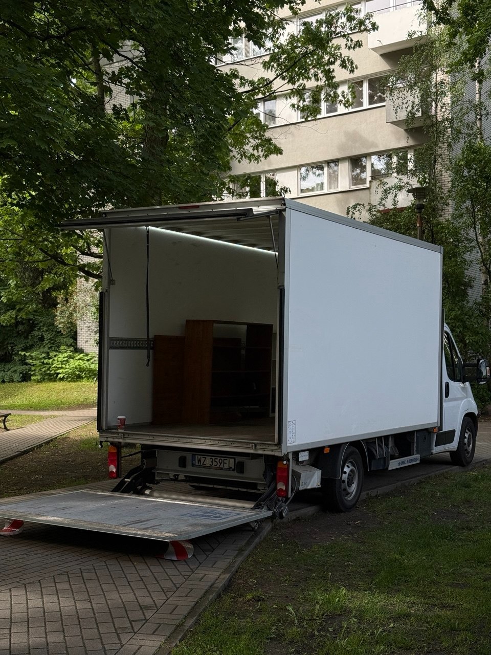 Auto z windą załadunkową – idealne do większych przeprowadzek takich jak przeprowadzki domów w Warszawie