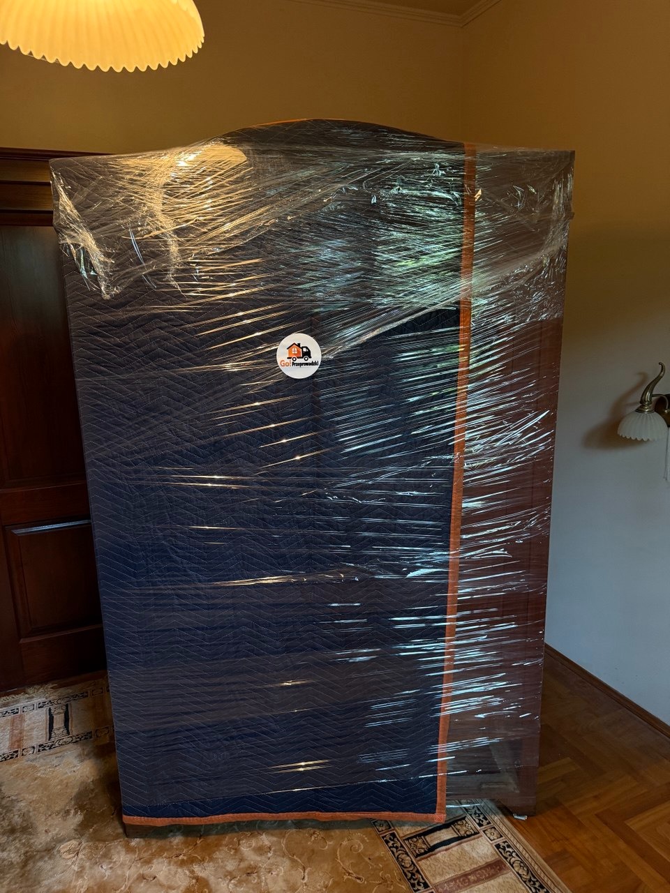 Zabezpieczona szafa przed wyniesieniem – maksymalna ochrona mienia.