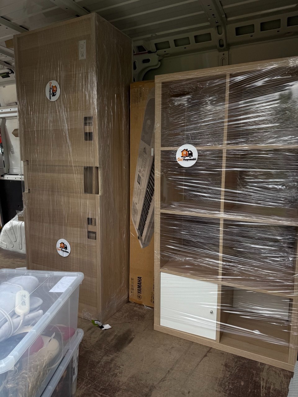 Zabezpieczone meble gotowe do transportu – porządek i bezpieczeństwo w każdym detalu.