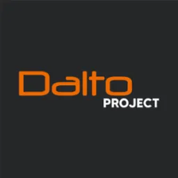 Logo 'Dalto Project' na ciemnoszarym tle. Napis 'Dalto' w pomarańczowej obwódce, a 'Project' białą czcionką bezszeryfową. Minimalistyczny design, nowoczesny styl.