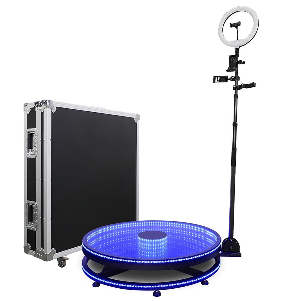 Kompletny zestaw fotobudki 360: obudowa transportowa, platforma z oświetleniem LED i statyw z lampą pierścieniową, gotowy do transportu i rozłożenia na imprezie.
