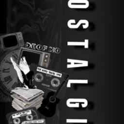 Okładka muzyczna w stylu kolażu: retro telewizory, kasety magnetofonowe, gitara i zegar na tle marmurkowego wzoru z napisem 'NOSTALGIA'.