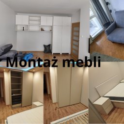 Michał Ramotowski Rama ProHome usługi remontowo-wykończeniowe - Kompozycja wnętrz po montażu mebli: szafy wnękowe, łóżko z szafkami nocnymi i sofa. Jasne drewno na podłodze, białe ściany. Widok z różnych perspektyw.