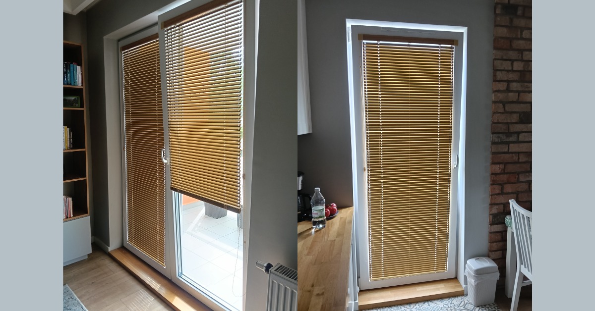 Zestawienie dwóch okien z zamontowanymi, zamkniętymi, poziomymi żaluzjami w kolorze miodowym, tworzącymi jednolitą płaszczyznę. Widoczne detale wnętrza i elementy otoczenia.