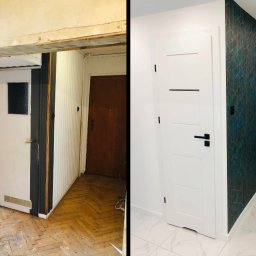 WestBud Arkadiusz Błażkowski - Zdjęcie 'przed i po' przedstawia montaż białych drzwi z czarną klamką. Po lewej stronie widoczny remontowany pokój, po prawej wykończone wnętrze z wzorzystą tapetą.