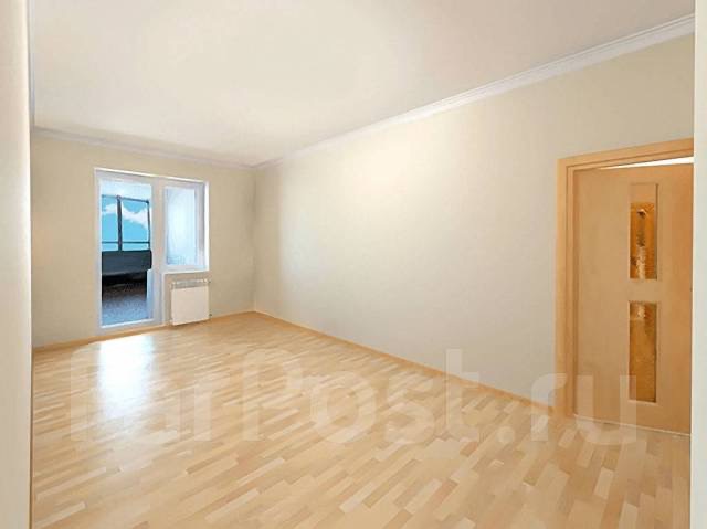 Jasne, puste wnętrze po remoncie: parkiet, kremowe ściany z listwami, okno balkonowe z widokiem na błękitne niebo, drewniane drzwi z przeszkleniami.