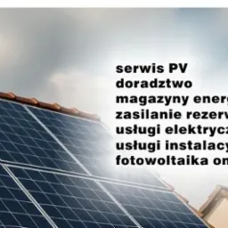 Panele fotowoltaiczne na dachu z czerwonej dachówki w słoneczny dzień. Tekst informuje o serwisie PV, doradztwie, magazynach energii i fotowoltaice on- i off-grid.
