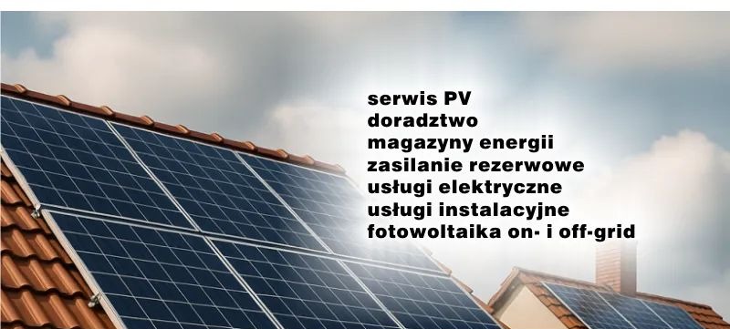 Panele fotowoltaiczne na dachu z czerwonej dachówki w słoneczny dzień. Tekst informuje o serwisie PV, doradztwie, magazynach energii i fotowoltaice on- i off-grid.