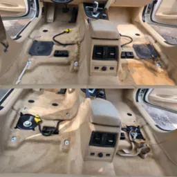 Beżowa tapicerka samochodowa przed i po czyszczeniu, widoczne różnice w czystości, elementy wnętrza: konsola środkowa, fragment deski rozdzielczej. Ujęcie z góry.