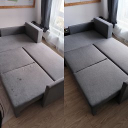 Auto_Cleaning Pruszków - Szara rozkładana kanapa: po lewej widoczne plamy, po prawej czysta, ukazująca efekt usługi. Ujęcie z góry, w tle okno z zasłonami i fragment mapy na ścianie.
