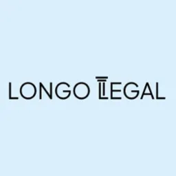Logo firmy Longo Legal na jasnoniebieskim tle. Napis czarną czcionką, z poziomą linią nad literą 'L' w słowie 'Legal'. Minimalistyczny design.