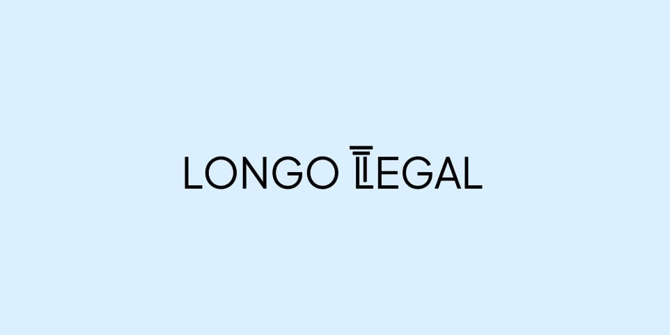 Logo firmy Longo Legal na jasnoniebieskim tle. Napis czarną czcionką, z poziomą linią nad literą 'L' w słowie 'Legal'. Minimalistyczny design.