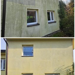PROCLEAN360 GRZEGORZ PIKUŁA - Elewacja budynku w Skoczowie, prezentująca efekt przed i po zabiegu. Górna część ściany pokryta zielonym nalotem, dolna - czysta, w odcieniu jasnej żółci.