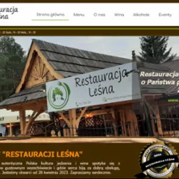 Elegancka strona internetowa restauracji Leśna z rustykalnym logo, prezentująca ofertę kulinarną i zachęcająca do odwiedzin. Widoczny adres strony i hasło reklamowe.