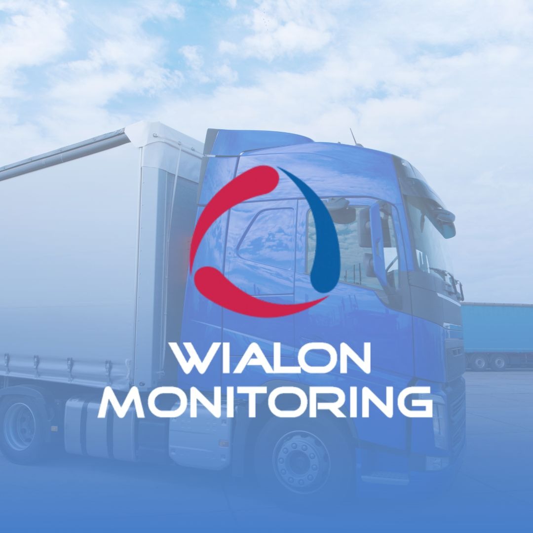 Grafika reklamowa: Błękitna ciężarówka z logo Wialon Monitoring na tle nieba. Widoczny fragment naczepy i koła, w tle inny pojazd.
