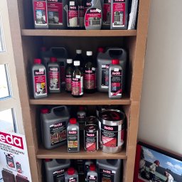 BRUKSTONE SPÓŁKA Z OGRANICZONĄ ODPOWIEDZIALNOŚCIĄ - Ekspozycja produktów Feda: płyny do mycia elewacji i kostki brukowej, impregnaty do ogrodzeń betonowych i kostki brukowej,  w regale kartonowym.