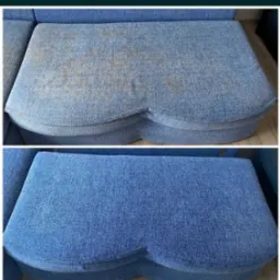 Narożnik z niebieską tapicerką: widok przed i po czyszczeniu. Górna część z widocznymi plamami, dolna - po usunięciu zabrudzeń, jednolity kolor.