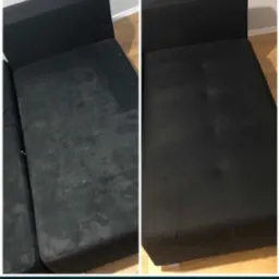 Porównanie: zabrudzona, wyblakła czerń kanapy vs. głęboka, odświeżona czerń po czyszczeniu. Widoczne plamy i różnice w odcieniach przed i po.