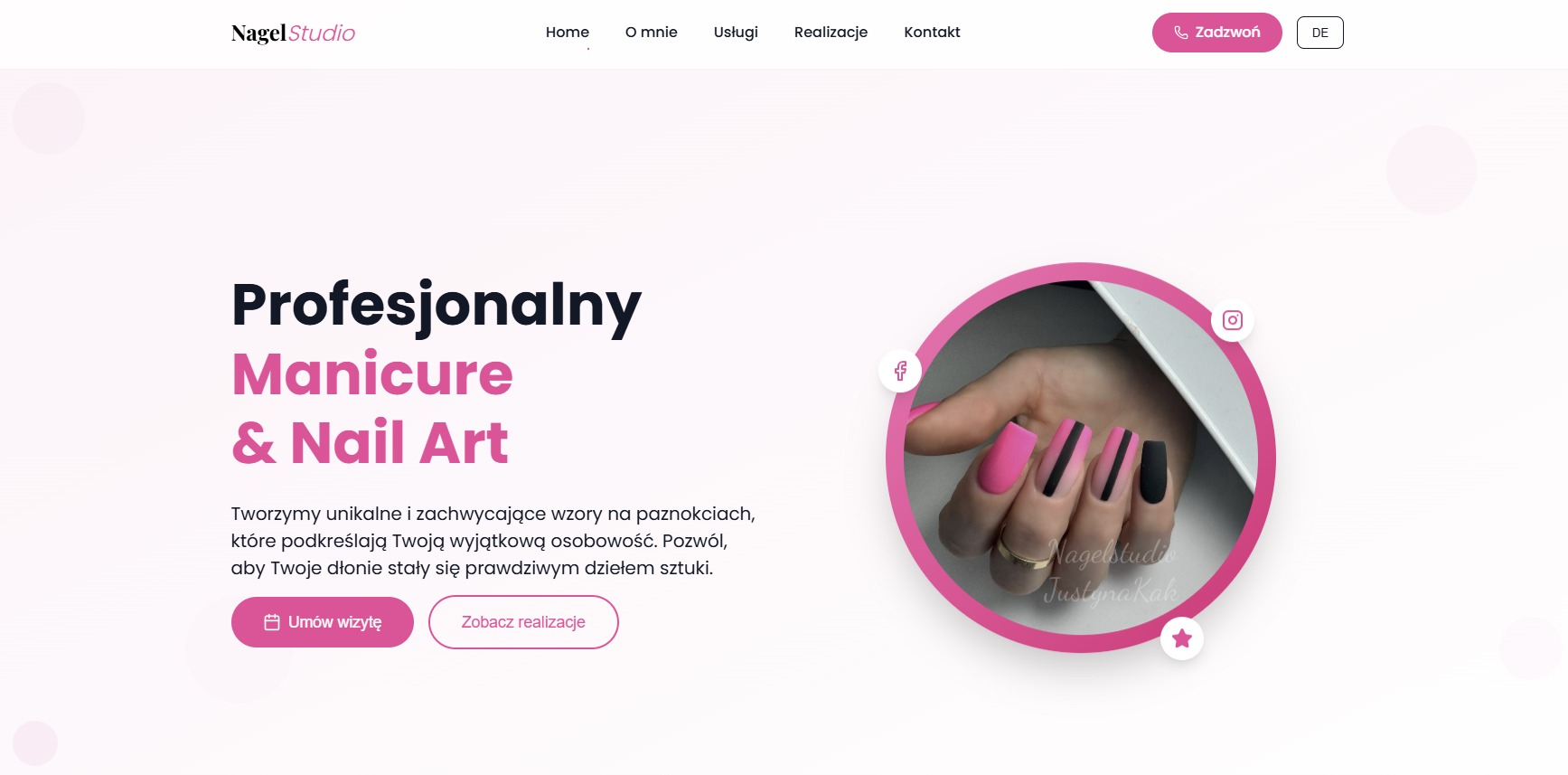 Projekt strony internetowej studia paznokci z przykładem manicure: różowe i czarne paznokcie z paskami, okrągła ramka, przyciski 'Umów wizytę' i 'Zobacz realizacje'.