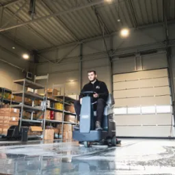 Czyszczenia maszynowe posadzek hal i magazynów oraz garaży