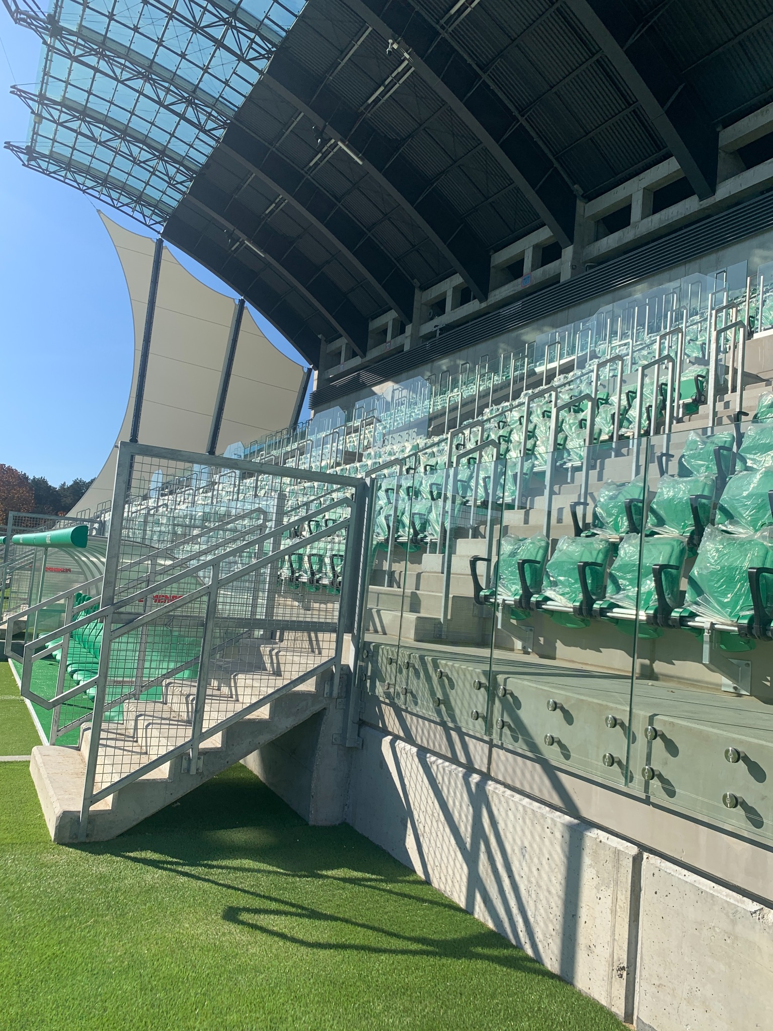 Sprzątanie po budowie nowego stadionu w Stalowej Woli