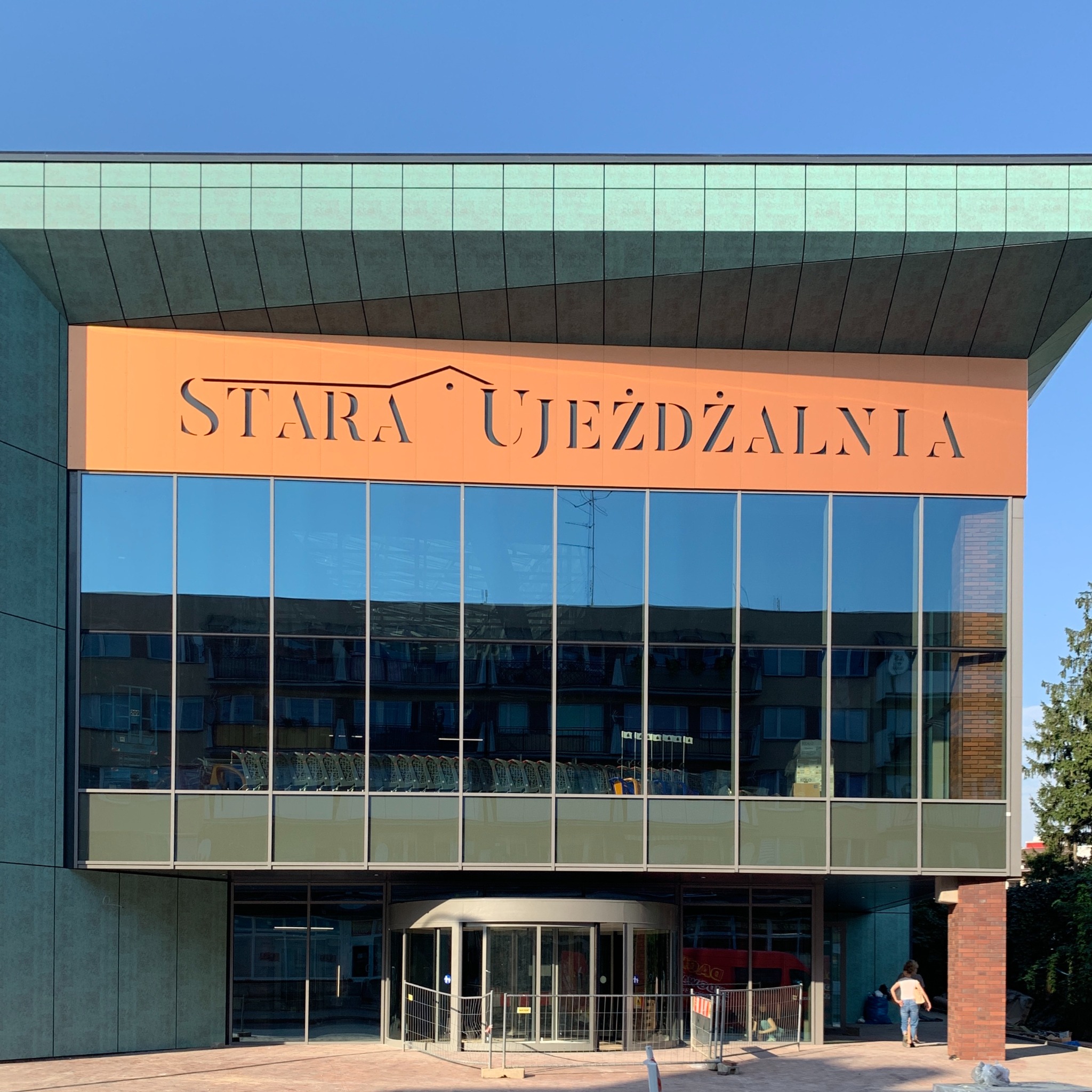 Sprzątanie po budowie oraz prace na wysokościach w Galerii Stara Ujeźdzalnia w Jarosławiu